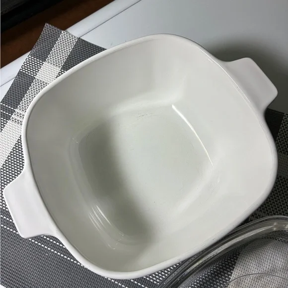 Vintage Corning Ware Cornflower" Casserole Baking Dish (1.75 quart) with lid - Picture 6 of 9